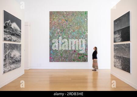 London, Großbritannien. 20. Juli 2023 Ein allgemeiner Blick auf die Ausstellung „Where the Land meets the Sea“, die Ölgemälde auf Leinwand aus Damien Hirsts neuester Serie „Coast Paintings“, „Sea Paintings“ und „seascapes“ zeigt. Die Kunstwerke werden vom 20. Juli bis 18. August 2023 in den Berkeley Square-Galerien von Phillips gezeigt. Kredit: Stephen Chung / Alamy Live News Stockfoto