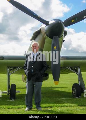 Wing Commander Bob Foster ist in Duxford wieder vereint mit seinem Flugzeug Hawker Hurricane R4118 aus der britischen Kriegsschlacht, restauriert von Peter Vacher Stockfoto