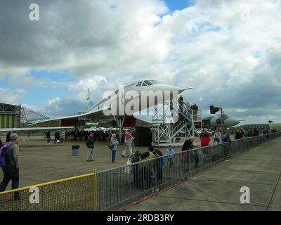 Ausstellungen von BAC Concorde und Avro Vulcan Aircraft im Imperial war Museum, Duxford, Großbritannien. Luftraum-Hangar wird für sie gebaut Stockfoto