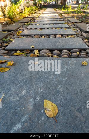 Ein gepflegter Bürgersteig aus Steinfliesen und Kieseln. Uttarakhand Indien. Stockfoto