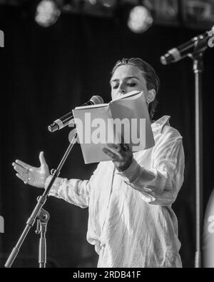 Lisa Minerva Luxx rezitiert beim Shubbak Festival auf der Riverside Stage an der Southbank in London. Stockfoto