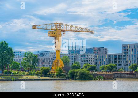 Nantes, Frankreich. 9. Juni 2033. Blick auf die Grue Titan Jaune auf der Insel Nantes. Es wurde 1954 von Joseph Paris erbaut Stockfoto