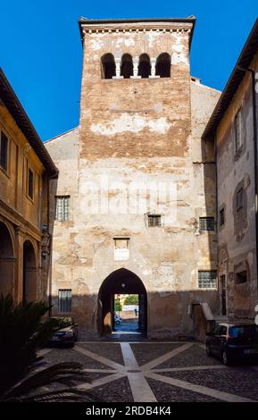 Rom, Latium, Italien, Santi Quattro Coronati ist eine antike Basilika in Rom, die vier anonymen Heiligen und Märtyrern gewidmet ist. Stockfoto