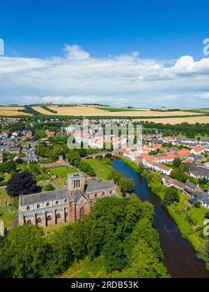 Luftaufnahme der Stadt Haddington und der St. Mary's Parish Church am Fluss Tyne in East Lothian, Schottland, Vereinigtes Königreich Stockfoto