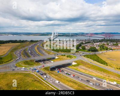 Luftaufnahme des Autobahnkreuzes an der Autobahn M90 bei Queensferry Crossing in South Queensferry, West Lothian, Schottland, Großbritannien Stockfoto