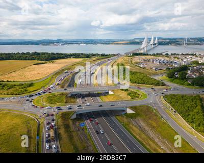 Luftaufnahme des Autobahnkreuzes an der Autobahn M90 bei Queensferry Crossing in South Queensferry, West Lothian, Schottland, Großbritannien Stockfoto