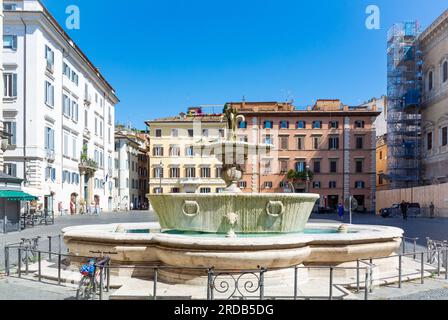 Rom, Latium, Italien, das Stadtbild der Piazza Farnese mit einem Brunnen. Stockfoto