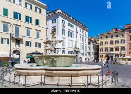 Rom, Latium, Italien, das Stadtbild der Piazza Farnese mit einem Brunnen. Stockfoto