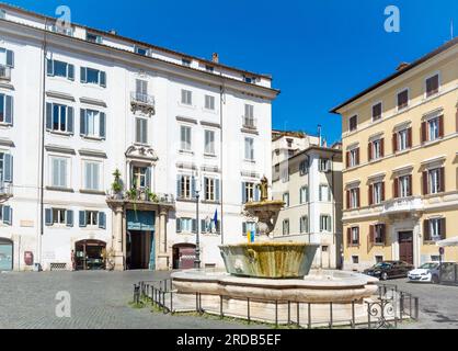 Rom, Latium, Italien, das Stadtbild der Piazza Farnese mit einem Brunnen. Stockfoto