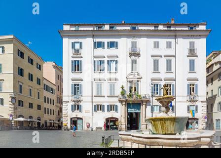 Rom, Latium, Italien, das Stadtbild der Piazza Farnese mit einem Brunnen. Stockfoto