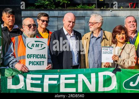 London, Großbritannien. 20. Juli 2023. Mick Lynch, Generalsekretär des Nationalen Verbands der Arbeiter der Eisenbahn, des Seeverkehrs und des Transportwesens, und Jeremy Corbyn, Abgeordnete, nehmen an der Streikpostenlinie Teil - Züge fahren noch, aber mit einem eingeschränkten Service, und es kommen weiterhin Menschen an, in der Hoffnung, einen zu bekommen. Der Beginn des letzten Streiks der Eisenbahnarbeiter, der von der Gewerkschaft GMT organisiert wurde, über Löhne und Bedingungen. Kredit: Guy Bell/Alamy Live News Stockfoto