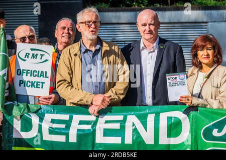 London, Großbritannien. 20. Juli 2023. Mick Lynch, Generalsekretär des Nationalen Verbands der Arbeiter der Eisenbahn, des Seeverkehrs und des Transportwesens, und Jeremy Corbyn, Abgeordnete, nehmen an der Streikpostenlinie Teil - Züge fahren noch, aber mit einem eingeschränkten Service, und es kommen weiterhin Menschen an, in der Hoffnung, einen zu bekommen. Der Beginn des letzten Streiks der Eisenbahnarbeiter, der von der Gewerkschaft GMT organisiert wurde, über Löhne und Bedingungen. Kredit: Guy Bell/Alamy Live News Stockfoto