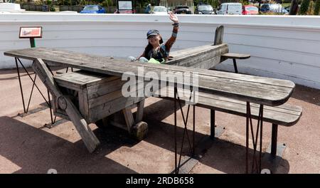 Meine Frau sitzt in einem hölzernen Modell einer Zigeunermotte in Herne Bay. Teil einer Hommage an Amy Johnson, die sein Leben bei einem Flugzeugabsturz in der Nähe verlor. Stockfoto