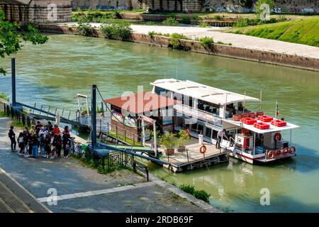 Touristenboot auf dem Tiber, Rom, Italien Stockfoto
