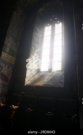 Sucevita, Bezirk Suceava, Rumänien, 1998. Das Innere der Kirche des Klosters Sucevita aus dem 16. Jahrhundert. Architektonische Details, Licht durch ein Bogenfenster. Stockfoto