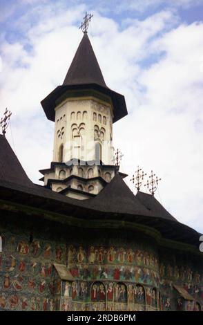 Sucevita, Bezirk Suceava, Rumänien, 1998. Der Turm der Kirche aus dem the16. Jahrhundert. Stockfoto