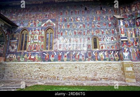 Sucevita, Bezirk Suceava, Rumänien, 1998. Außenterrasse der mittelalterlichen Kirche. Stockfoto
