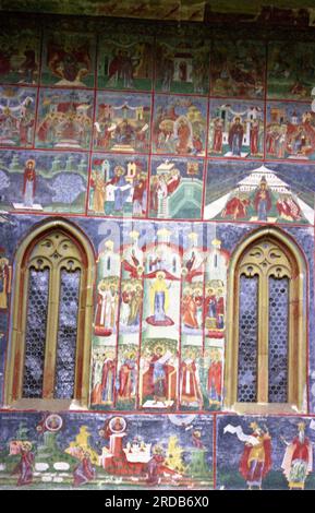 Sucevita, Bezirk Suceava, Rumänien, 1998. Außenterrasse der mittelalterlichen Kirche. Stockfoto