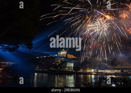 Farbenfrohes schönes Feuerwerk über dem fluss douro in porto portugal auf dem sao joao Festival . Stockfoto