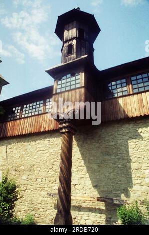 Sucevita, Bezirk Suceava, Rumänien, 1998. Holzturm entlang der befestigten Mauern des mittelalterlichen Klosters Sucevita. Stockfoto