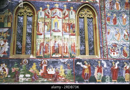 Sucevita, Bezirk Suceava, Rumänien, 1998. Außenterrasse der mittelalterlichen Kirche. Stockfoto