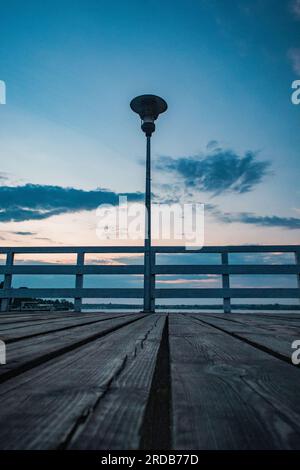 Kinoblick auf den Pier am See bei Sonnenuntergang Stockfoto