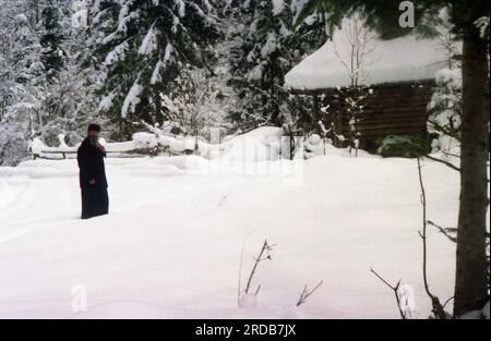 Kloster Tarcau, Bezirk Neamt, Rumänien, 1999. Monk geht durch den Schnee auf seine Hütte zu. Stockfoto