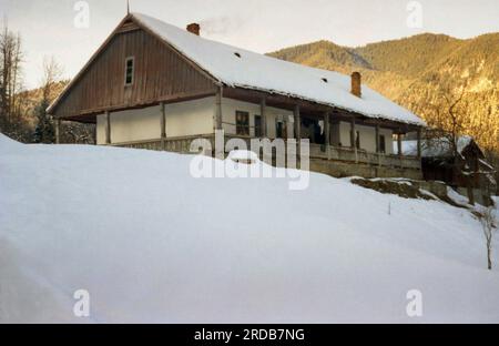 Kloster Tarcau, Bezirk Neamt, Rumänien, 1999. Kleine traditionelle Häuser, die als Klosterzellen dienen. Stockfoto