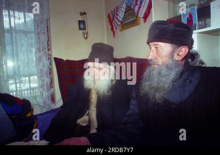 Kloster Tarcau, Bezirk Neamt, Rumänien, 1999. Porträt von Pater Nicodim (links). Stockfoto