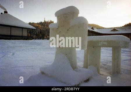 Kloster Tarcau, Bezirk Neamt, Rumänien, 1999. Ein geformtes Marmorkreuz, bedeckt mit Schnee auf dem Gelände des Skets. Stockfoto