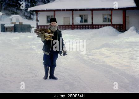 Kloster Tarcau, Bezirk Neamt, Rumänien, 1999. Alter Mönch mit Feuerholz. Stockfoto