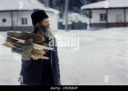 Kloster Tarcau, Bezirk Neamt, Rumänien, 1999. Alter Mönch mit Feuerholz. Stockfoto