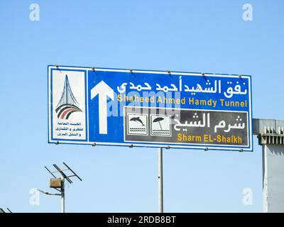 Wegbeschreibungen zum Martyr Shaheed Ahmed Hamdy Tunnel und Sharm El Sheikh Shaikh Stadt auf einer Seitenstraße Verkehrsschild mit Informationen zur Straße der t Stockfoto