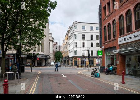 Straßenszene in der Nähe des St Anns Square, Manchester, England. Stockfoto