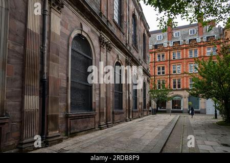 Die Rückseite der St. Anns Kirche in der Mitte von Manchester, England. Stockfoto