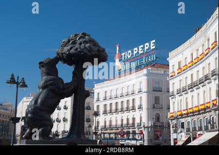 Die Bärenstatue und der Erdbeerbaum, Porta del Sol, Madrid, Spanien, Europa Stockfoto