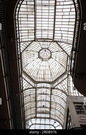 Innenseite von Barton Arcade, Deansgate, Manchester, England. Eine viktorianische Einkaufspassage mit Glasdach. Stockfoto