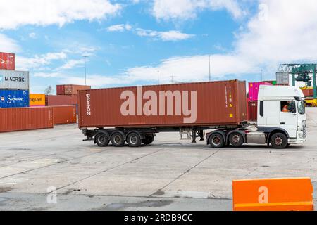 Frachtcontainer, die in einem Containerdepot für Binnenschiffe (Inland Containers Depot, ICD) im Vereinigten Königreich auf LKW verladen werden. Stockfoto