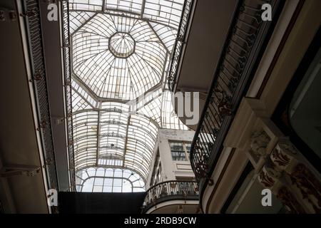 Innenseite von Barton Arcade, Deansgate, Manchester, England. Eine viktorianische Einkaufspassage mit Glasdach. Stockfoto