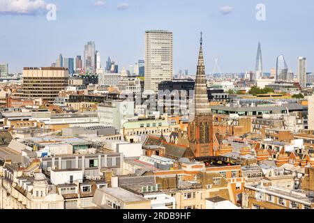 Von einer Dachterrasse in der Regent Street, London, aus Richtung Osten. Viele berühmte Londoner Wolkenkratzer sind zu sehen. Stockfoto