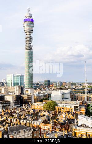 Der BT Tower wie gesehen, betrachten Sie ihn aus dem Nordosten von einem Dach in der Regent Street, London, England. Stockfoto