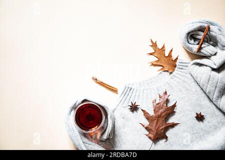 Herbstzusammensetzung. Herbstkonzept. Hygge, gemütliche Herbststimmung, Komfortkonzept. Stockfoto