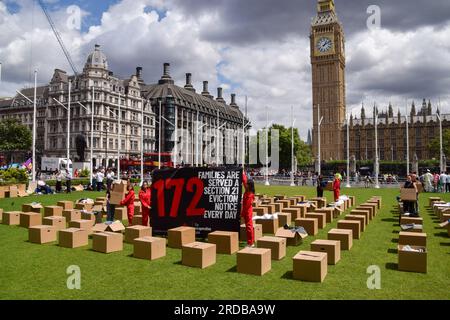 London, Großbritannien. 19. Juli 2023 Aktivisten der Wohltätigkeitsorganisation Shelter säumten den Parliament Square mit Kisten mit Haushaltsgegenständen, die mit „Wohnzimmer“, „Küche“ usw. gekennzeichnet waren und die Regierung aufforderten, ein Reformgesetz für die Mieter vorzulegen, das die „fehlerfreien“ Räumungen von Abschnitt 21 abschafft und die Miete fairer macht. Stockfoto