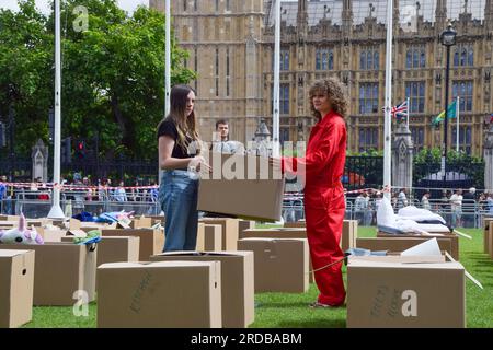 London, Großbritannien. 19. Juli 2023 Aktivisten der Wohltätigkeitsorganisation Shelter säumten den Parliament Square mit Kisten mit Haushaltsgegenständen, die mit „Wohnzimmer“, „Küche“ usw. gekennzeichnet waren und die Regierung aufforderten, ein Reformgesetz für die Mieter vorzulegen, das die „fehlerfreien“ Räumungen von Abschnitt 21 abschafft und die Miete fairer macht. Stockfoto