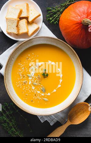 Geröstete Kürbis- und Karottensuppe mit Kürbis- und Hanfsamen. Traditionelle Kürbissuppe mit cremiger, seidiger Konsistenz Stockfoto