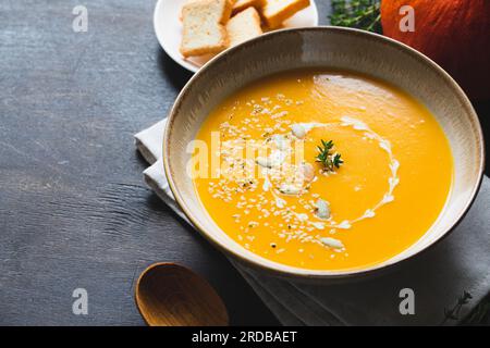 Geröstete Kürbis- und Karottensuppe mit Kürbis- und Hanfsamen. Traditionelle Kürbissuppe mit cremiger, seidiger Konsistenz Stockfoto