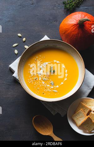 Geröstete Kürbis- und Karottensuppe mit Kürbis- und Hanfsamen. Traditionelle Kürbissuppe mit cremiger, seidiger Konsistenz Stockfoto