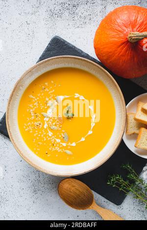 Geröstete Kürbis- und Karottensuppe mit Kürbis- und Hanfsamen. Traditionelle Kürbissuppe mit cremiger, seidiger Konsistenz Stockfoto