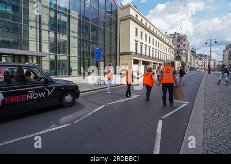 London UK. 20. Juli 2023 Just Stop Oil Climate Aktivisten ein Ableger des Aussterbens Rebellion blockiert den Verkehr am Strand in einem langsamen märz Protest, um ihre Forderung zu unterstreichen, dass die Regierung neue Öl- und Gasprojekte stoppt. Kredit: amer Ghazzal/Alamy Live News Stockfoto