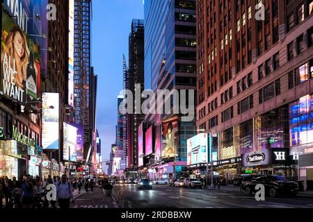 Architektonische Details der Seventh Avenue – die Fashion Avenue im Garment District, einer Durchgangsstraße auf der Westseite von Manhattan, New York Stockfoto